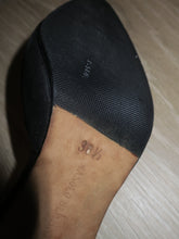 Load image into Gallery viewer, Y2K Manolo Blahnik Suede/Patent Kitten Heels-sz 6.5
