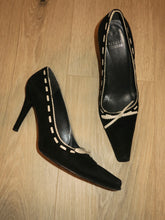 Load image into Gallery viewer, Stuart Weitzman Bow Heels-sz 8
